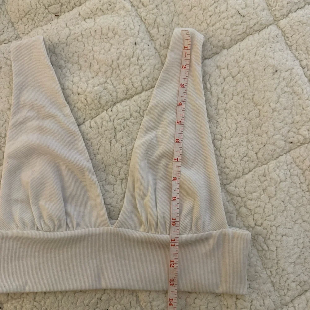 SHEIN white Ribbed V-Neck Crop Top - Picture 4 of 8